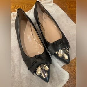 Pre owned but never wear it! Just like New! Black leather girl shoes~